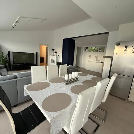 With 5 Bedrooms, Great View And Garden Casa de Férias