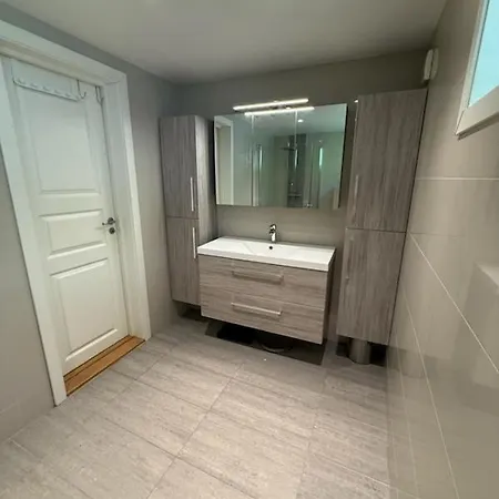 With 5 Bedrooms, Great View And Garden برغن