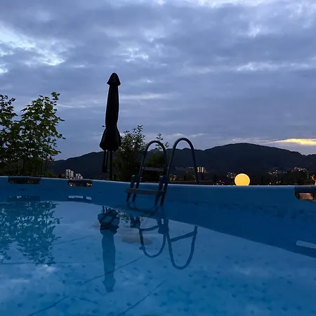 With 5 Bedrooms, Great View And Garden Casa de Férias