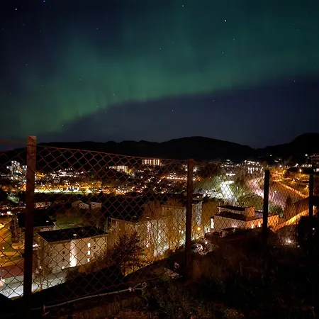 With 5 Bedrooms, Great View And Garden بيت للعطل برغن