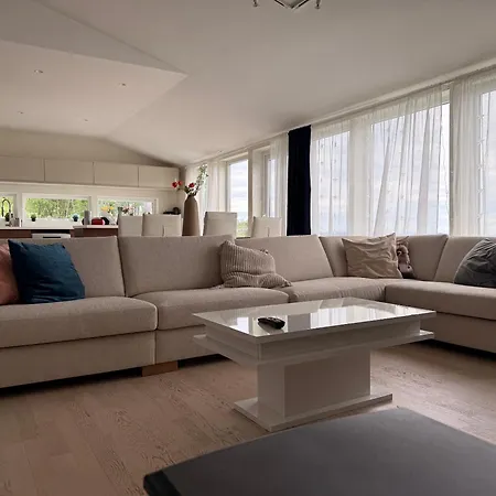 With 5 Bedrooms, Great View And Garden Casa de Férias