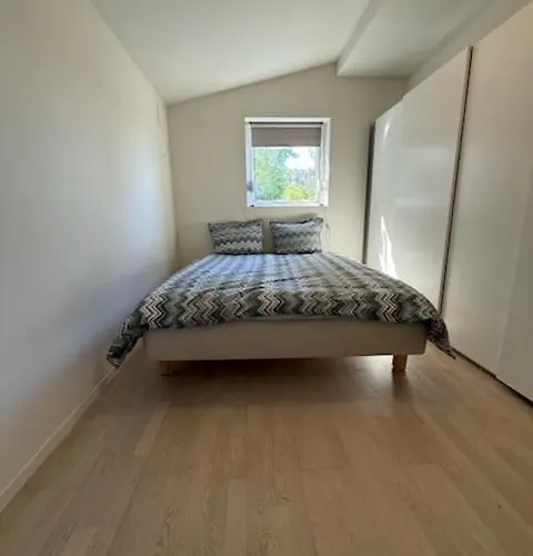 With 5 Bedrooms, Great View And Garden 度假居 *