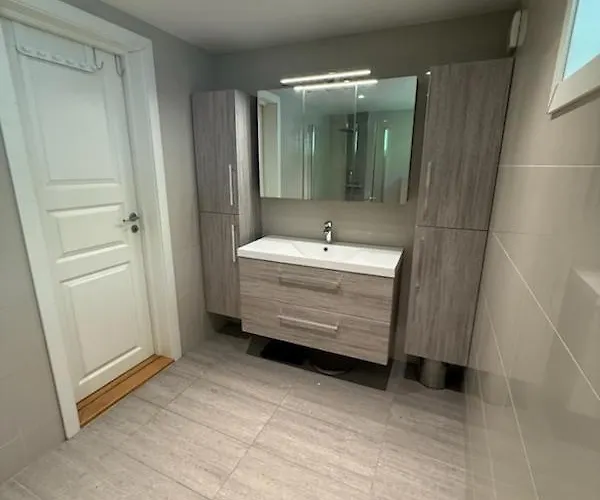 With 5 Bedrooms, Great View And Garden Берген