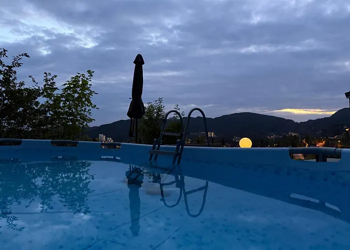 With 5 Bedrooms, Great View And Garden 度假居