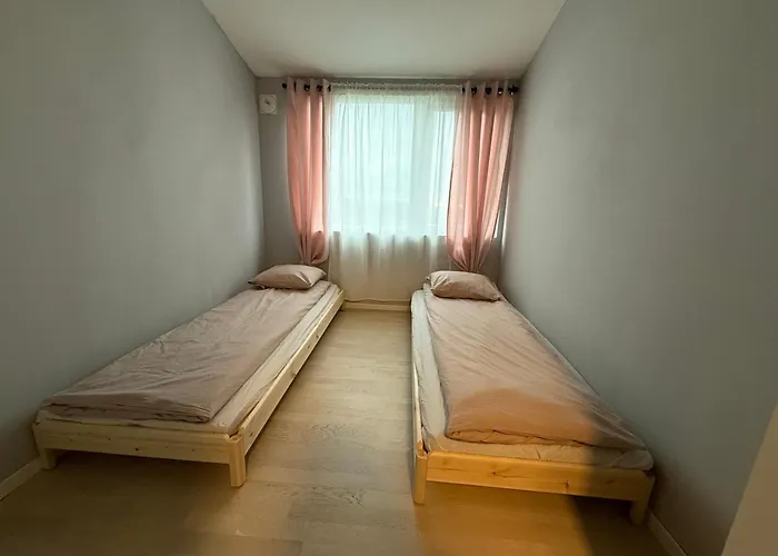 With 5 Bedrooms, Great View And Garden Берген